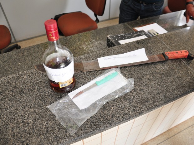 Facão e faca de mesa, além de uma garrafa de bebida foram apreendidos (Foto: Vanísia Nery/G1)