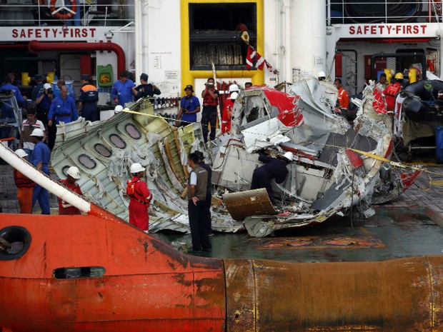 Equipes de resgate da Indonésia vasculham cauda do avião da AirAsia, que foi retirada do mar  (Foto: REUTERS/Darren Whiteside)