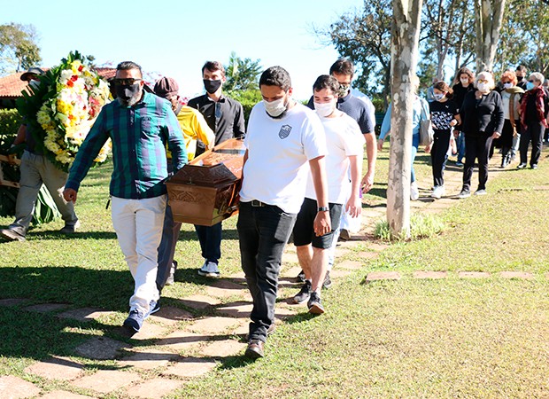 Corpo de Arnaldo Saccomani é velado e enterrado em Embu das Artes