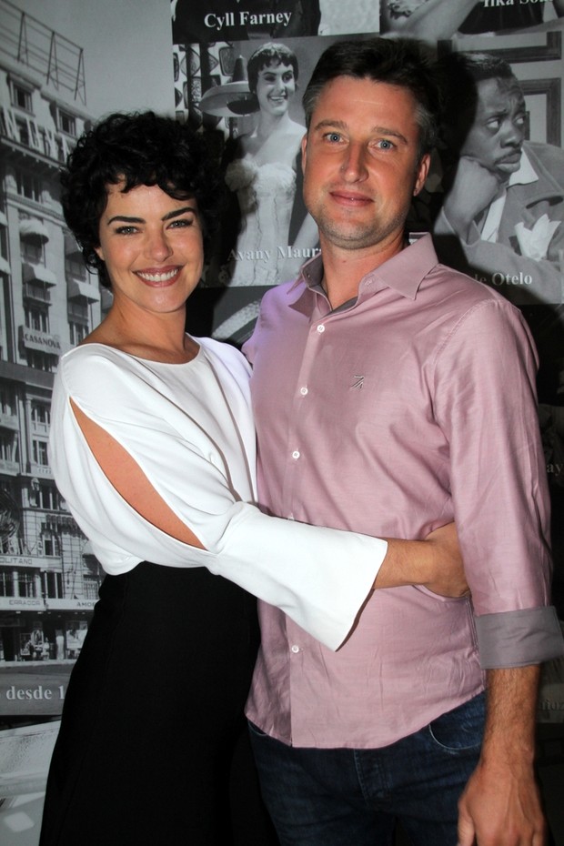 EGO Ana Paula Arósio troca carinhos com o marido durante evento de cinema notícias de Famosos EGO Ana Paula Arósio troca carinhos com o marido durante evento de cinema notícias de Famosos