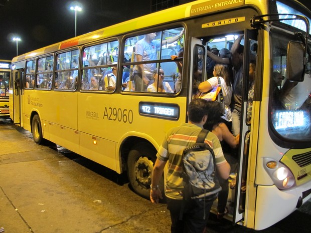 Ônibus lotados na Central do Brasil: demora chegou a duas horas (Foto: Gabriel Barreira/G1)
