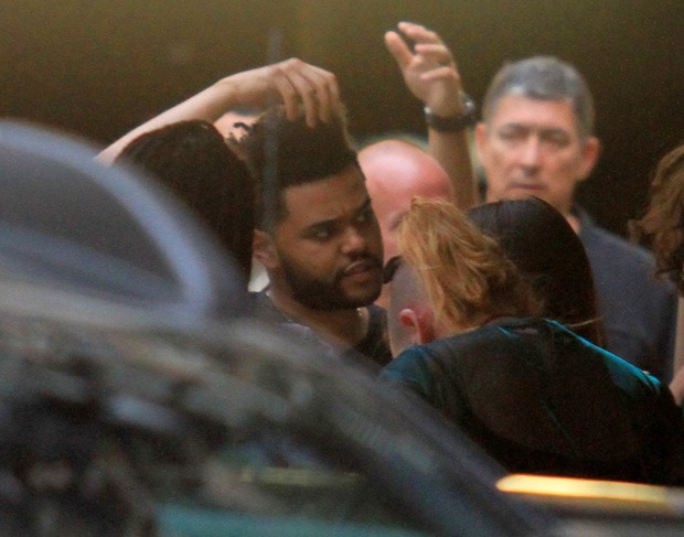 The Weeknd vai embora com mulheres após almoço no Rio (Foto: AgNews) The Weeknd vai embora com mulheres após almoço no Rio (Foto: AgNews)