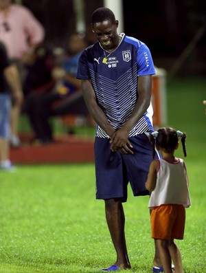 Balotelli criança menina treino Itália (Foto: EFE)