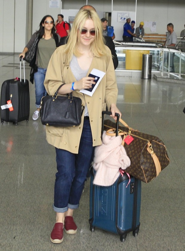 Dakota Fanning chega ao Rio de Janeiro (Foto: Gabriel Reis e André Freitas / Agnews)