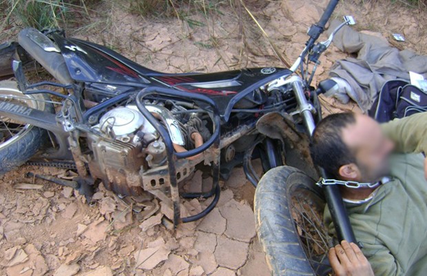 Vítima de assalto arrasta moto acorrentada ao pescoço e pede ajuda, em Rubiataba, Goiás (Foto: Divulgação/Polícia Militar)