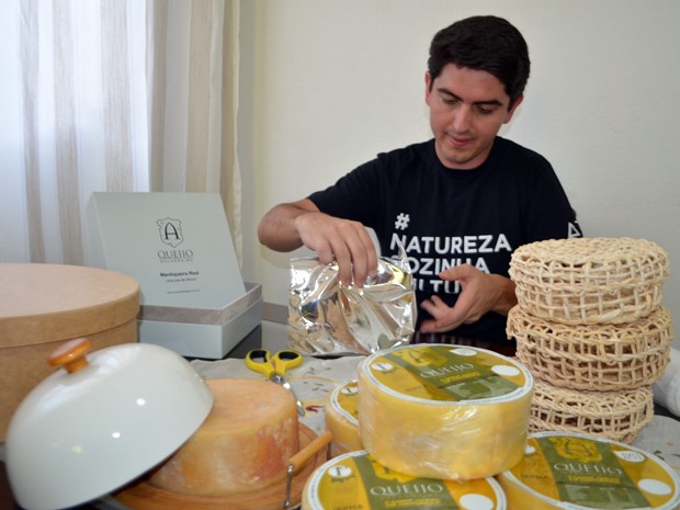 Osvaldinho embala queijos, fecha vendas, posta nos Correios para divulgar Alagoa (Foto: Samantha Silva / G1)