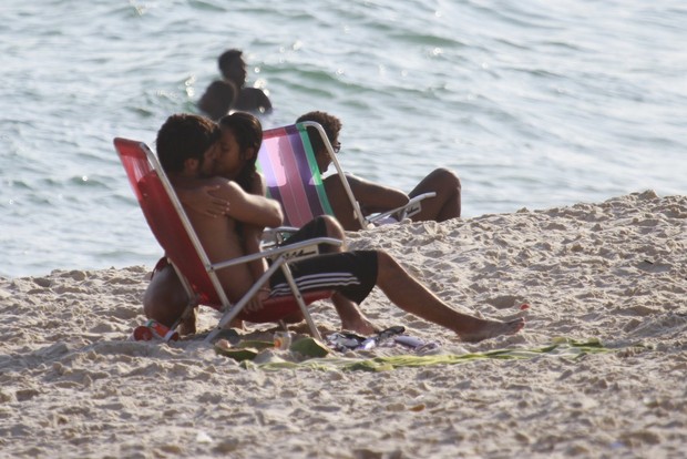 Bruno Gissoni na praia da Barra da Tijuca, RJ (Foto: Dilson Silva  / Agnews)