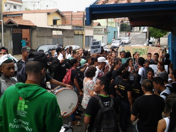 Manifestantes se reuniram em frente à escola de Piracicaba contra reorganização escolar (Foto: Wesley Justino/ EPTV)