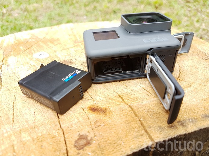 Com autonomia de aproximadamente 1h30, bateria da Hero6 Black é a mesma do modelo lançado em 2016 (Foto: João Gabriel Balbi/TechTudo) Com autonomia de aproximadamente 1h30, bateria da Hero6 Black é a mesma do modelo lançado em 2016 (Foto: João Gabriel Balbi/TechTudo)