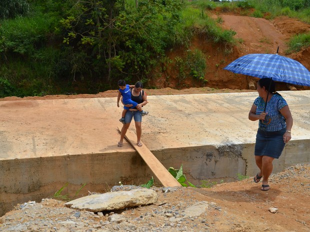 G1 Moradores Improvisam Ponte Para Passar Por Obra Parada Em