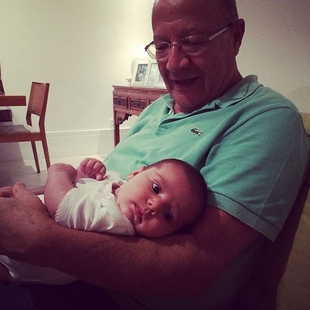 Filho de Nivea Stelmann com avô (Foto: Instagram / Reprodução)