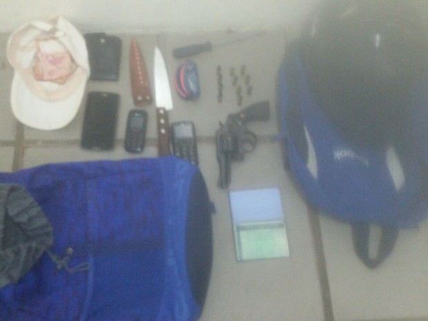 Arma e munições foram encontradas com os suspeitos presos (Foto: Divulgação / PM)
