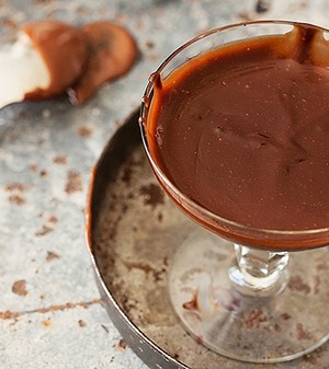 Calda fudge de chocolate, caramelo e flor de sal (Foto: Elisa Correa/Editora Globo)