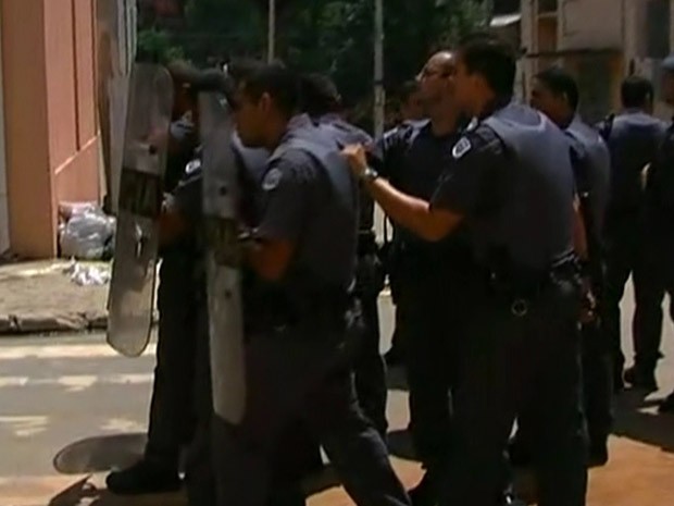 PMs usaram bombas de gás para dispersar ato em Osasco (Foto: Reprodução/TV Globo) PMs usaram bombas de gás para dispersar ato em Osasco (Foto: Reprodução/TV Globo)