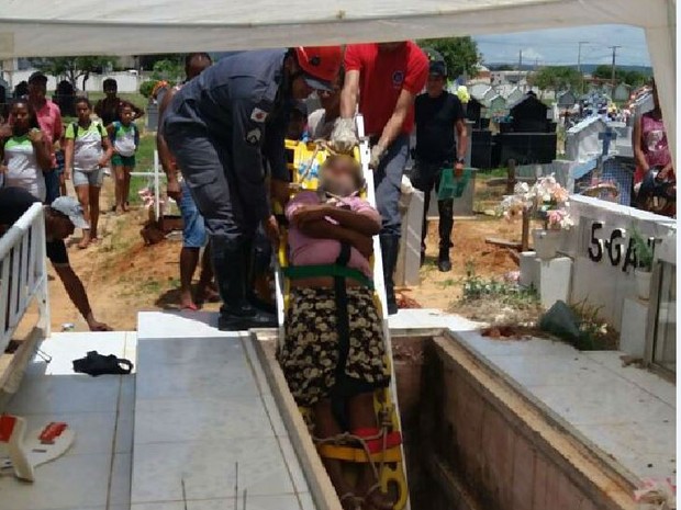 Vítima, de 44 anos, apresentava dores nas costas  (Foto: Corpo de Bombeiros/Divulgação)