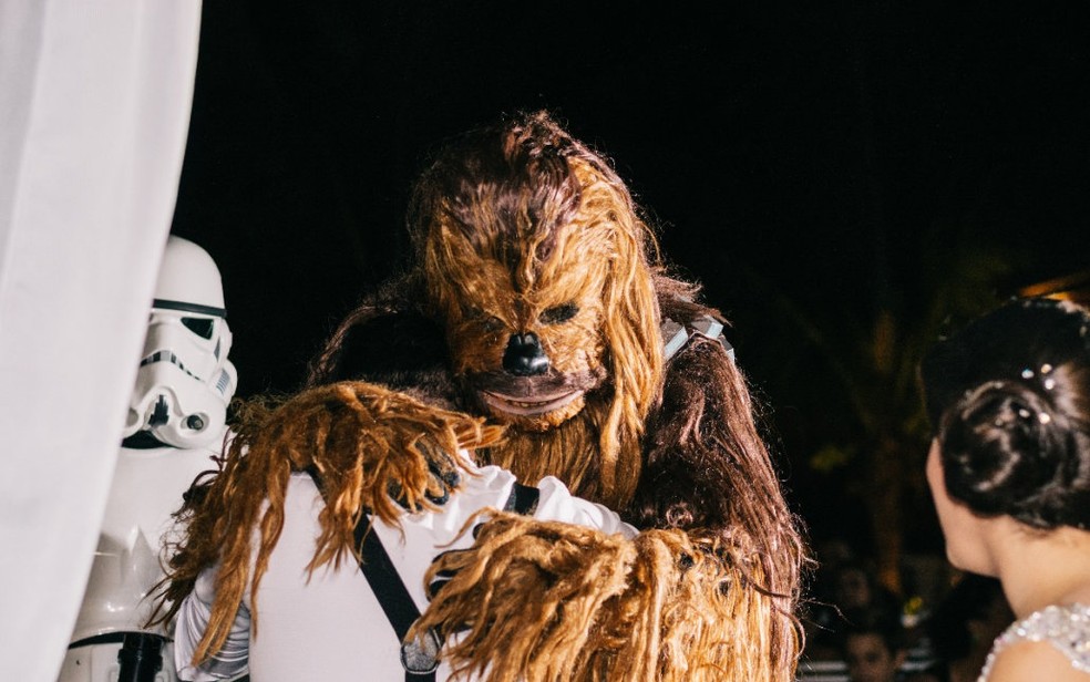 Entrega das alianças surpresa foi feita por amigo vestido de Chewbacca (Foto: Estúdio Story Makers)