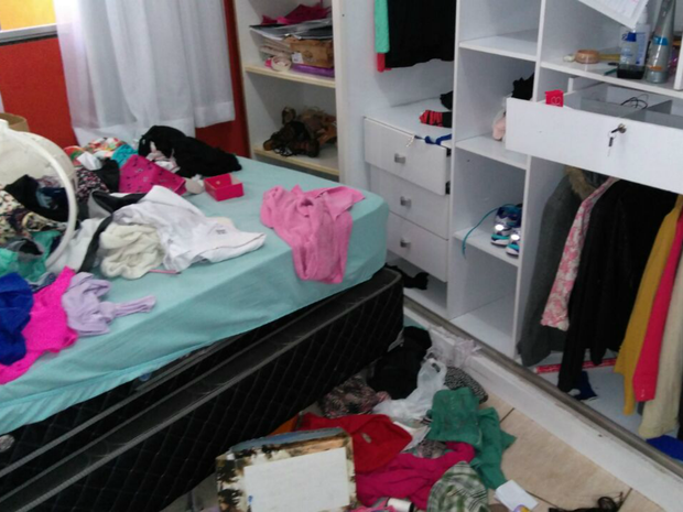 Quarto de um das vítimas revirado pelos bandidos (Foto: Osvaldo Nóbrega/ TV Morena)