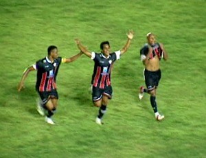 Bombom (centro) comemora o gol da vitória do Aracruz (Foto: Reprodução/TV Gazeta Norte)