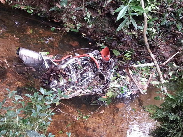Imagem mostra turbina destruída entre os destroços em Caraguatatuba. (Foto: Divulgação/FAB) (Foto: Divulgação/FAB)
