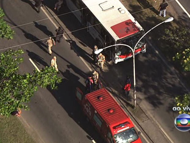 Acidente entre dois ônibus e um carro aconteceu antes das 7h em Sulacap (Foto: Reprodução TV Globo) Acidente entre dois ônibus e um carro aconteceu antes das 7h em Sulacap (Foto: Reprodução TV Globo)