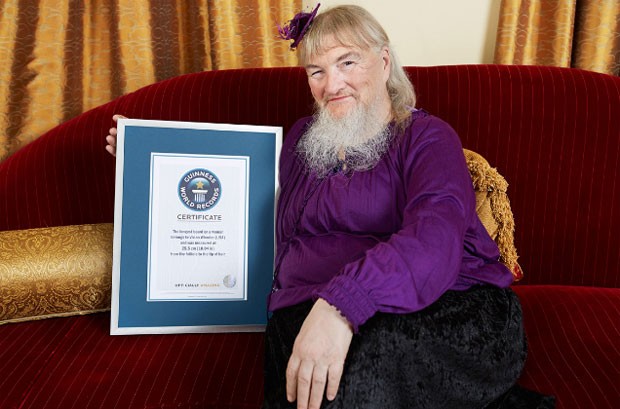 Ao lado do certificado do Guinness, Vivian Wheeler exibe sua barba com 25,5 cm de comprimento (Foto: Reprodução/Facebook/Guinness World Records)