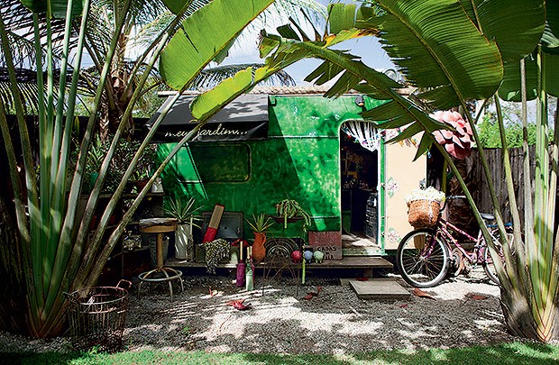 Jardim | Bicicleta forrada de pano e toldo reaproveitado da antiga floricultura da proprietária em São Paulo (Foto: Marco Antonio/Casa e Jardim)
