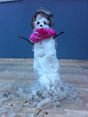 Neve rendeu até boneco em São José dos Ausentes (Foto: Caetanno Freitas/G1)