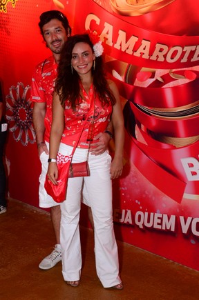 Suzana Pires e namorado no Rio (Foto: Movimento Fixo/AgNews)