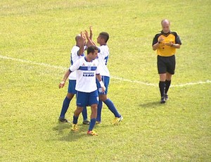 Monte Azul celebra gol na Série A2 - Juca (Foto: Sérgio Oliveira / EPTV)