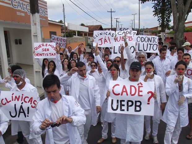 Estudantes em greve saíram às ruas para protestar pela falta de clínicas e laboratório no campus de Araruna (Foto: Divulgação/Jardisson Arttemis Lira)