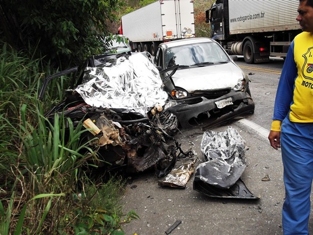 Carro fica destruído após colisão em acidente.  (Foto: Cortesia/ José Cícero)