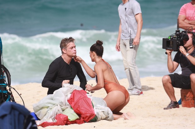 Juliana Paes e Fábio Assunção gravam Totalmente Demais em praia do Rio (Foto: Dilson Silva/Agnews)