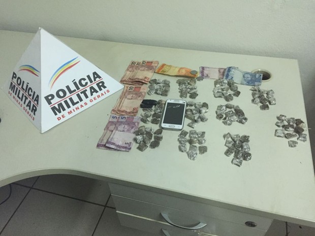 Dinheiro e maconha foram aprendidos em abordagem na Vila Betânia (Foto: Polícia Militar)