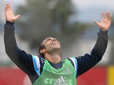 Valdivia joga coletivo e dá assistência em treino do Verdão; Zé Roberto corre