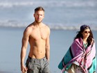 Sem camisa, Calvin Harris chama atenção por boa forma em praia