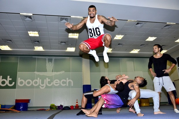 Naldo Benny faz salto acrobático para show (Foto: Roberto Teixeira / EGO)