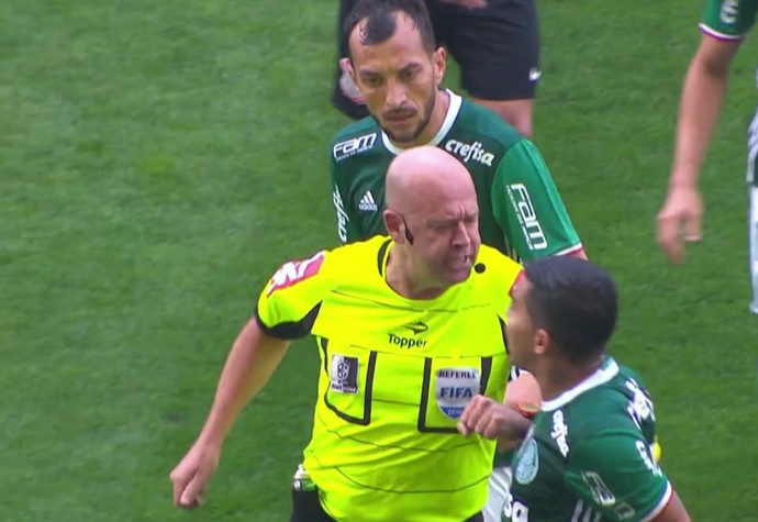 Arnaldo absolve Heber por empurrão em Dudu: 