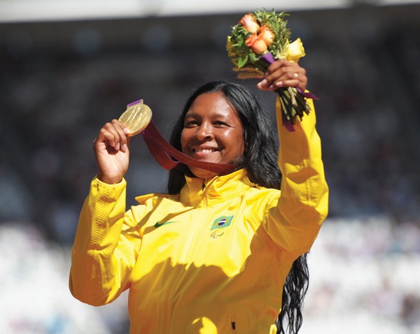 A goiana Shirlene Coelho em Londres 2012, quando foi medalhista de ouro no lançamento de dardo (Foto: Getty Images)