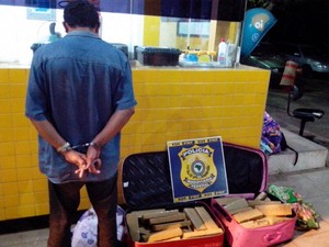 Droga apreendida estava em duas malas dentro de bagageiro de ônibus (Foto: Divulgação PRF)