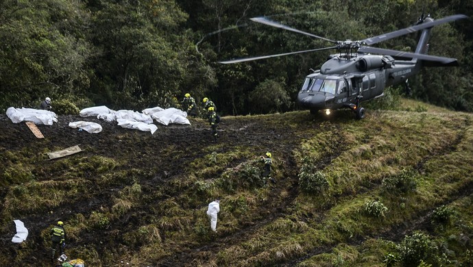 Chapecoense acidente resgate helicóptero (Foto: AFP)