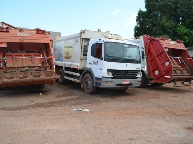 Caminhões de lixo e garis estão parados sem realizar a coleta (Foto: Magda Oliveira/G1)