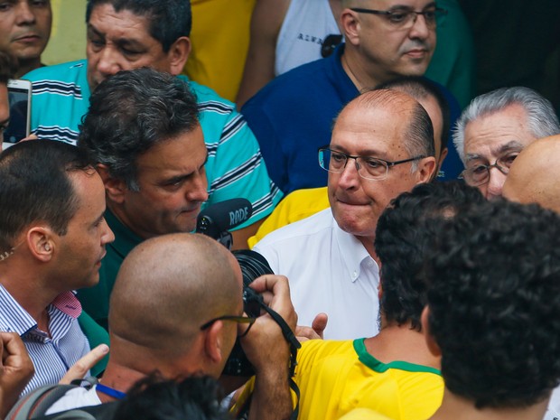 Aécio Neves e o governador Alckimin estiveram na manifestação da Av. Paulista, em São Paulo, contra o Governo Dilma Rousseff, neste domingo (13) (Foto: Marcelo D. Sants/FramePhoto/Estadão Conteúdo)