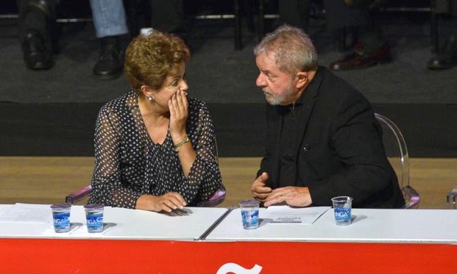 Dilma Rousseff e Lula conversam durante a comemoração dos 35 anos do PT (Foto: Uarlen Valério / AFP)
