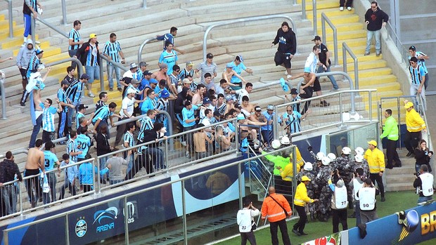 confusão torcida Grêmio polícia estádio (Foto: Lucas Rizzatti)