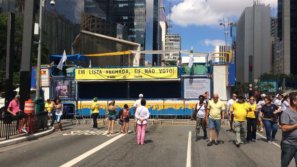 Caminhão do Movimento Liberal Acorda Brasil na Avenida Paulista (Foto: Paulo Toledo Piza/G1)
