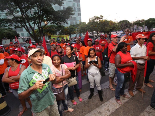 Manifestantes em frente ao prédio do Ministério de Minas e Energia (Foto: MST/Divulgação)