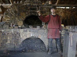 Clement Guerard, o ferreiro da construção, posa em seu local de trabalho no castelo (Foto: Jacky Naegelen/Reuters)