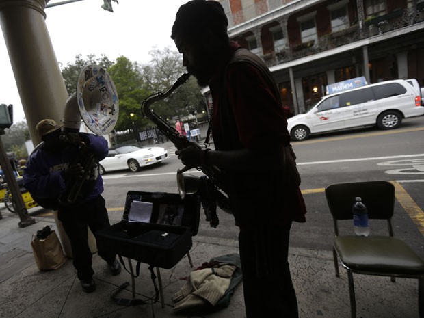 Músico de rua na Jackson Square, em Nova Orleans (Foto: Gerald Herbert/AP Photo)