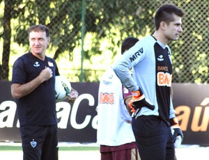 goleiro Victor e Cuca no treino do Atlético-MG (Foto: Leonardo Simonini / Globoesporte.com)