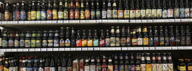 Prateleira com cervejas em loja de Boulder, no estado americano do Colorado (Foto: Brennan Linsley/AP)